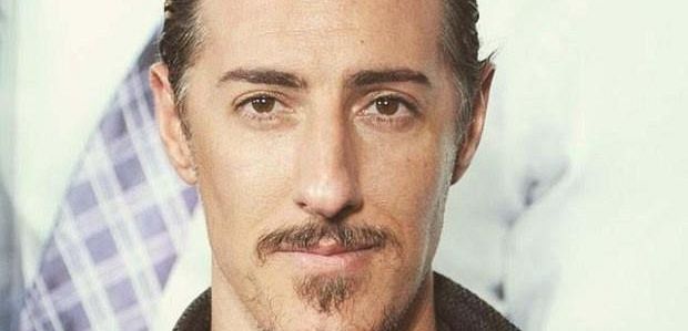 Eric Balfour i Warren Littlefield rozwijają adaptację powieści „These Brojen Stars”