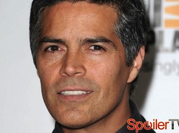 Esai Morales zagra w odcinku pilotowym komedii Laury Steinel