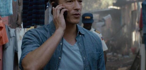 Klip z finału 1 sezonu „Criminal Minds: Beyond Borders”: Simmons znajduje coś zakrwawionego na miejscu zbrodni