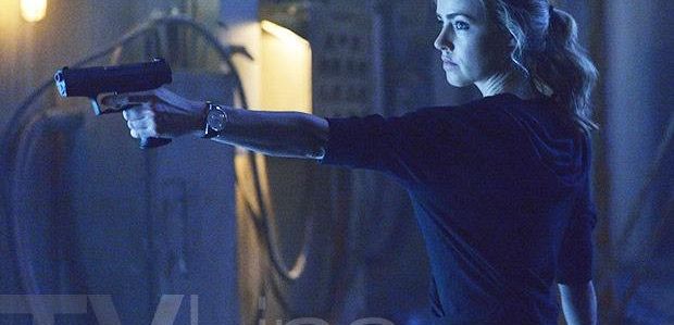Pierwsze spojrzenie na 2 sezon „12 małp”: Prześladowana Cassie obiera na cel — i strzela do? - Cole’a
