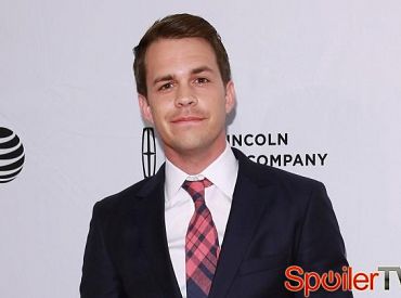 Johnny Simmons  dołączył do komedii Girlboss
