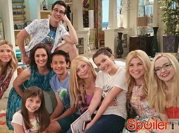 Zdjęcia z finału serialu „Liv and Maddie”: Obsada serialu Disney Channel żegna się
