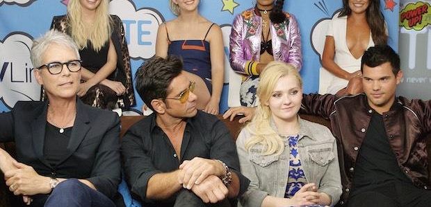 Comic-Con 2016: Obsada „Królowych krzyku” o „szybkiej zmianie” w 2 sezonie, jak John Stamos zapowiada sekret swojego „aroganckiego” doktora