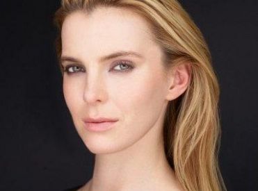 Betty Gilpin dołączyła do GLOW