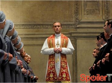 Jude Law jest sprzecznością, i Bogiem w „The Young Pope”