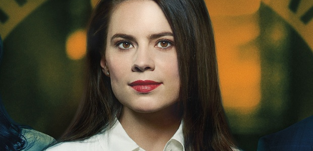 Hayley Atwell stoi ze swoim zespołem na plakacie „Conviction”