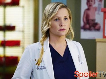 Jessica Capshaw nie pojawi się w dwóch odcinkach 13 sezonu „Chirurgów