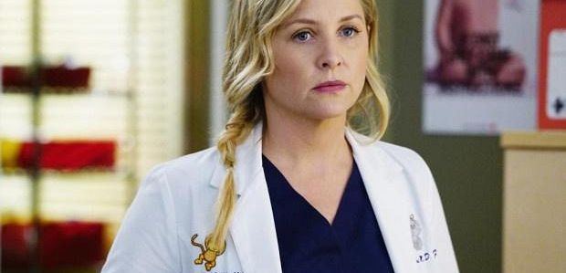 Jessica Capshaw nie pojawi się w dwóch odcinkach 13 sezonu „Chirurgów