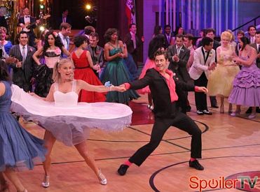 Reżyser „Grease: Live” odpowiada na szaloną teorię, że „Sandy nie żyje