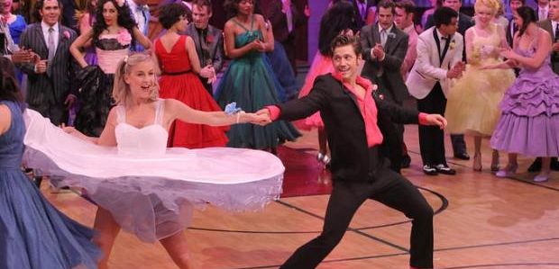 Reżyser „Grease: Live” odpowiada na szaloną teorię, że „Sandy nie żyje