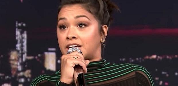 Gina Rodriguez ujawnia swoje raperskie alter-ego, przemienia się w Nicki Minaj w „Tonight Show