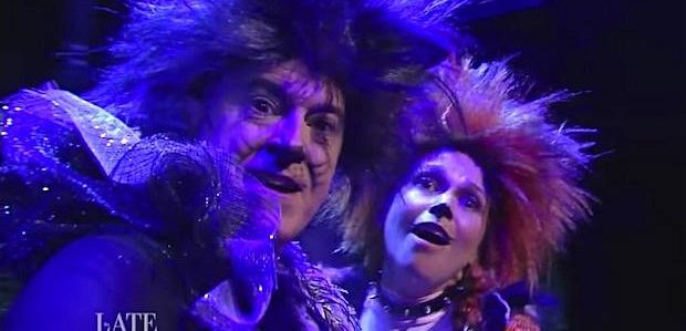 Sutton Foster i Stephen Colbert występują w musicalu „Koty” — zobacz klip