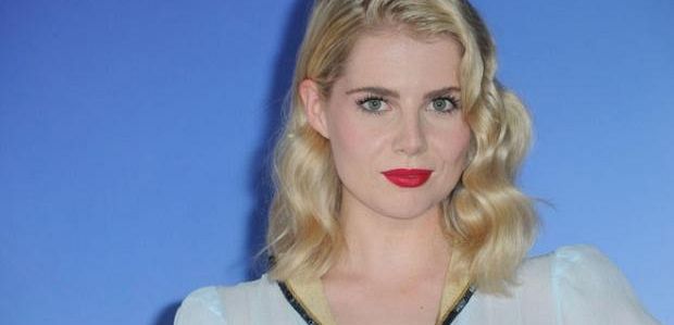 Lucy Boynton pojawi się w serialu 