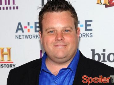 Adam Bartley będzie powracał w This is Us
