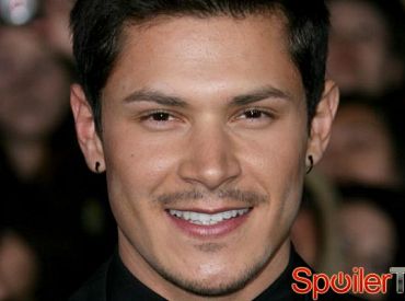 Alex Meraz będzie powracać w 2 sezonie Animal Kingdom