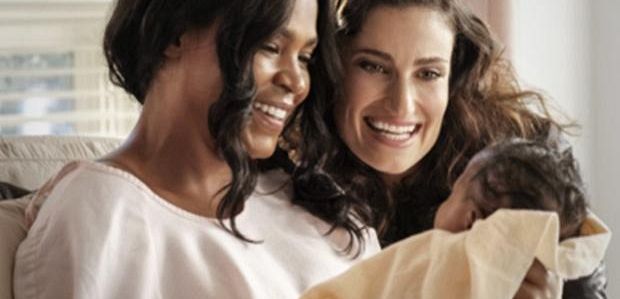 TCA 2017: Idina Menzel mówi o ścieżce dźwiękowej „Wariatek”, podjęciu się roli Bette Midler w filmie Lifetime