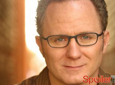 Todd Holland wyreżyseruje odcinek pilotowy „Charlie Foxtrot”