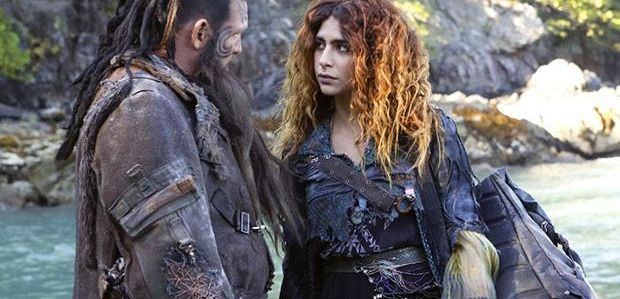 Klip z 4 sezonu „The 100”: Luna (słusznie) kwestionuje swój sojusz z Skaikru