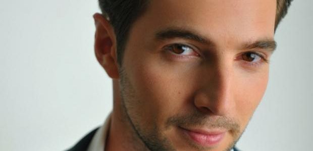 Roberto Aguire pojawi się w odcinku pilotowym od Paula Attanasio