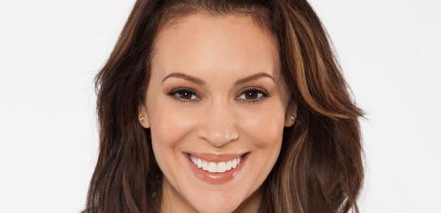 Alyssa Milano rozwija komedię dla Lifetime, adaptację „Hacktivist” dla CW, a także dostała awans w „Insatiable”
