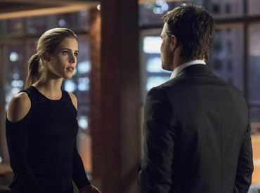 Zdjęcia z 5 sezonu „Arrow”: Oliver i Felicity ścierają się w poszukiwaniu Chase’a