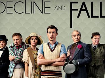 Acorn TV nabywa prawa do brytyjskiej komedii „Decline and Fall”