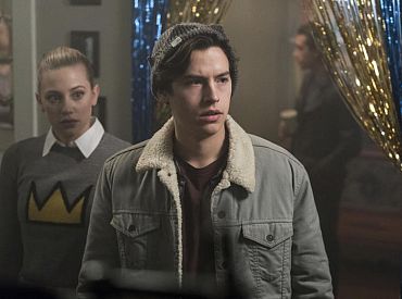 Cole Sprouse zastanawia się nad mroczną zmianą Jugheada w 2 sezonie „Riverdale”