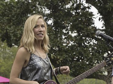 Klip z 3 sezonu „Agentów NCIS: Nowy Orlean”: Udaj się za kulisy gościnnego występu Sheryl Crow