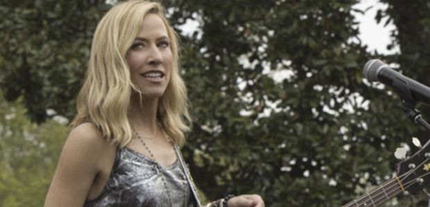 Klip z 3 sezonu „Agentów NCIS: Nowy Orlean”: Udaj się za kulisy gościnnego występu Sheryl Crow
