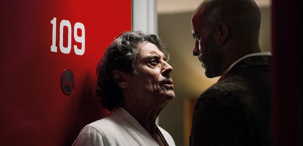 Szefowie „American Gods” mówią o zmniejszeniu liczby odcinków i jak Neil Gaiman zareagował na to