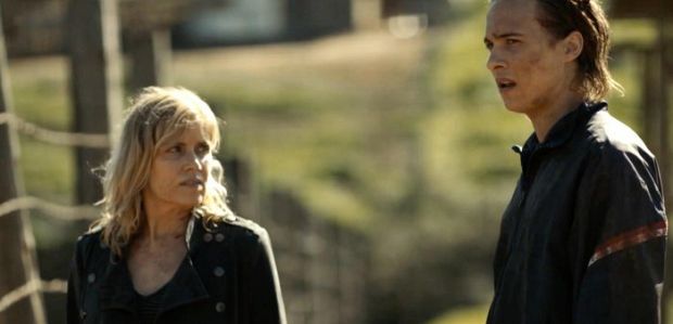 Klip z premiere 3 sezonu „Fear the Walking Dead”: Matka jednoczy się z synem
