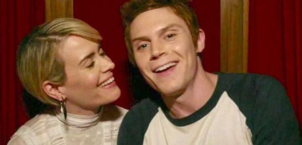 Postacie Sarah Paulson i Evana Petersa w „American Horror Story: Cult” ujawnione