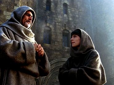 Rupert Everett i John Turturro wystąpią w telewizyjnej adaptacji powieści „W imię róży”