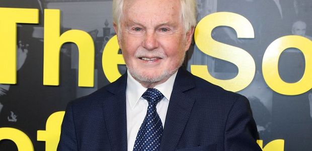 Sir Derek Jacobi dołączył do serialu „Good Omens”