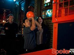 Go On: 1x12 Win at All Costas - zdjęcia promocyjne