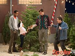 Dwóch i pół: 10x11 Give Santa A Tail-Hole - zdjęcia promocyjne
