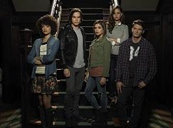 Zdjęcia promocyjne obsady 1 sezonu serialu Ravenswood