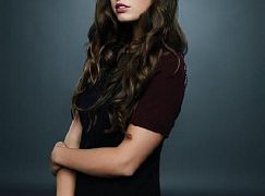 Zdjęcia promocyjne obsady 1 sezonu serialu Ravenswood