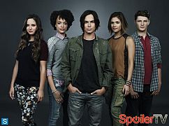 Zdjęcia promocyjne obsady 1 sezonu serialu Ravenswood