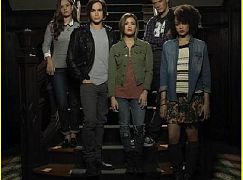 Zdjęcia promocyjne obsady 1 sezonu serialu Ravenswood
