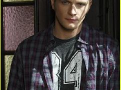 Zdjęcia promocyjne obsady 1 sezonu serialu Ravenswood