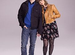 Zdjęcia promocyjne obsady 1 sezonu serialu Us and Them