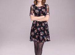 Zdjęcia promocyjne obsady 1 sezonu serialu Us and Them