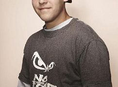 Zdjęcia promocyjne obsady 1 sezonu serialu Surviving Jack