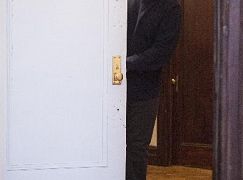 Louie: 4x01 Back - zdjęcia promocyjne