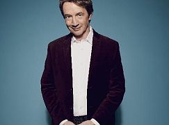 Zdjęcia promocyjne obsady 1 sezonu serialu Mulaney