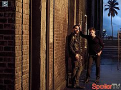 Zdjęcia promocyjne obsady 2 sezonu serialu Graceland