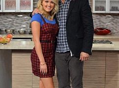 Zdjęcia promocyjne obsady 1 sezonu serialu Young and Hungry