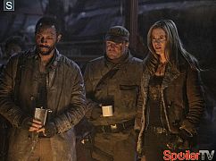 Wrogie niebo: 4x08 A Thing With Feathers - zdjęcia promocyjne