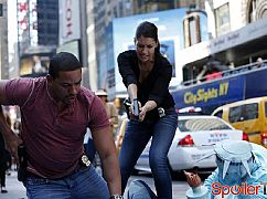 The Mysteries of Laura: 1x06 The Mystery of the Red Runway - zdjęcia promocyjne